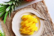 菠萝选购全攻略（如何挑选新鲜的菠萝，让你吃到最美味的果肉？）