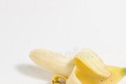 揭秘香蕉果肉的颜色（从成熟度到品种，一探香蕉果肉的颜色之谜）
