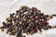 花椒和胡椒的区别（探究两者的产地、味道、用途等方面的异同）